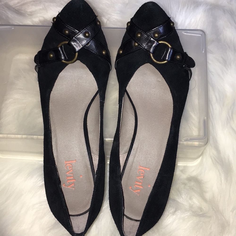 LEVITY Nary black suede heels